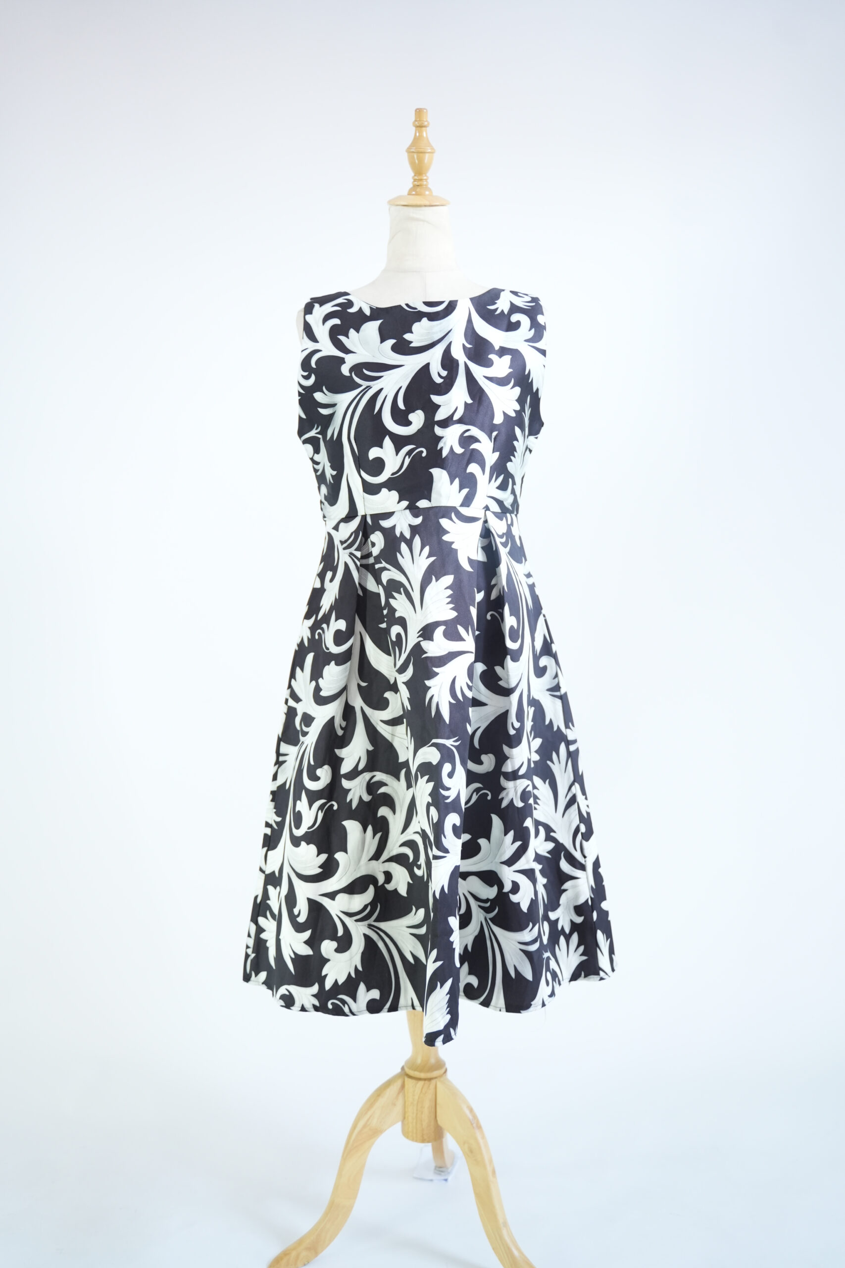 Black and White Printed Sleevless Dress.